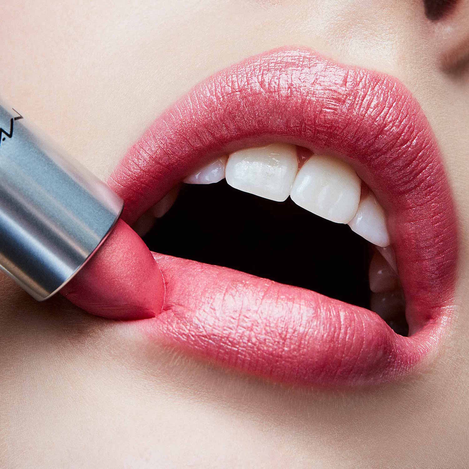 FROST LIPSTICK (LABIAL EN BARRA ACABADO APERLADO)